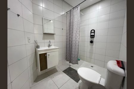 Banheiro de kitnet/studio para alugar com 1 quarto, 35m² em Vila Pirajussara, São Paulo
