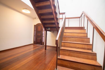 Casa para alugar com 500m², 5 quartos e 4 vagasCorredor