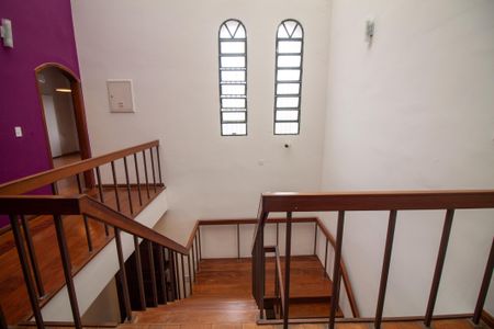 Casa para alugar com 500m², 5 quartos e 4 vagasEscada