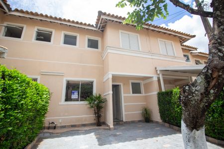 Casa de condomínio para alugar com 100m², 3 quartos e 2 vagas Casa de condomínio para alugar com 100m², 3 quartos e 2 vagasFachada