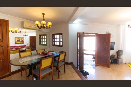 Casa de condomínio para alugar com 420m², 4 quartos e 3 vagasSala