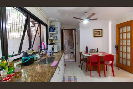 Casa de condomínio para alugar com 420m², 4 quartos e 3 vagasCozinha