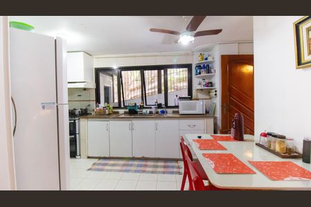 Casa de condomínio para alugar com 420m², 4 quartos e 3 vagasCozinha