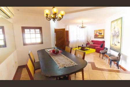 Casa de condomínio para alugar com 420m², 4 quartos e 3 vagasSala