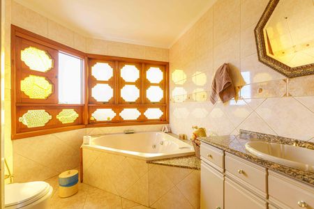 Casa para alugar com 345m², 3 quartos e 4 vagasBanheiro da Suíte 1