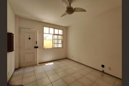 Casa à venda com 85m², 2 quartos e 2 vagasSala