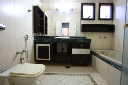 Casa à venda com 336m², 4 quartos e 4 vagasBanheiro da Suíte 4