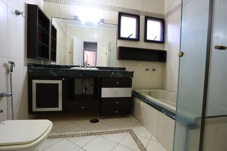 Casa à venda com 336m², 4 quartos e 4 vagasBanheiro da Suíte 4