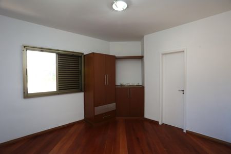 Casa à venda com 336m², 4 quartos e 4 vagasSuíte 1