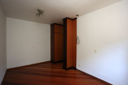 Casa à venda com 336m², 4 quartos e 4 vagasSuíte 4