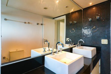 Apartamento à venda com 211m², 4 quartos e 4 vagasBanheiro da Suíte 3
