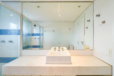 Apartamento à venda com 211m², 4 quartos e 4 vagasBanheiro da Suíte 2