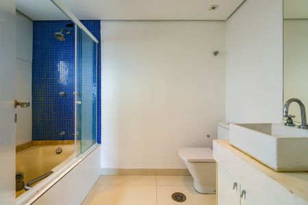 Apartamento à venda com 211m², 4 quartos e 4 vagasBanheiro da Suíte 1