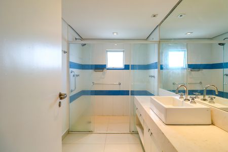 Apartamento à venda com 211m², 4 quartos e 4 vagasBanheiro da Suíte 2