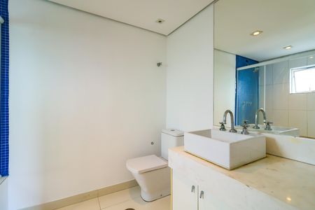 Apartamento à venda com 211m², 4 quartos e 4 vagasBanheiro da Suíte 1