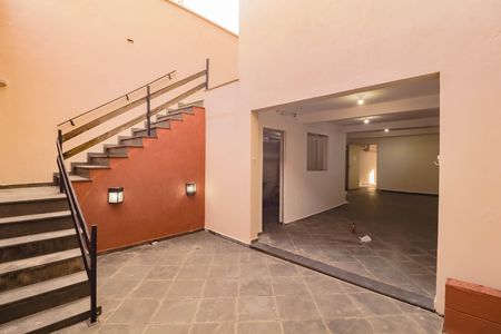 Casa para alugar com 125m², 3 quartos e 4 vagas Casa para alugar com 125m², 3 quartos e 4 vagasEscada