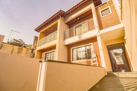 Casa para alugar com 125m², 3 quartos e 4 vagas Casa para alugar com 125m², 3 quartos e 4 vagasFachada