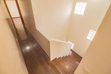 Escada de casa para alugar com 3 quartos, 125m² em Jardim Oriental, São Paulo
