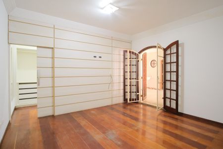 Casa à venda com 300m², 8 quartos e 9 vagasSuíte 2