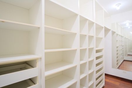 Casa à venda com 300m², 8 quartos e 9 vagasCloset da Suíte 2