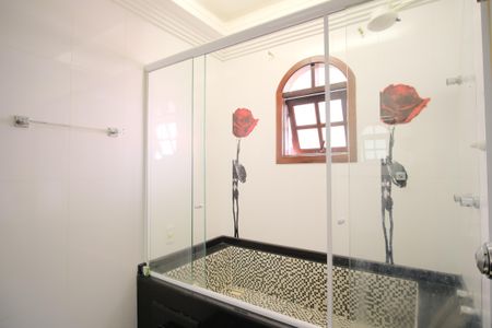 Casa à venda com 300m², 8 quartos e 9 vagasBanheiro da Suíte 2