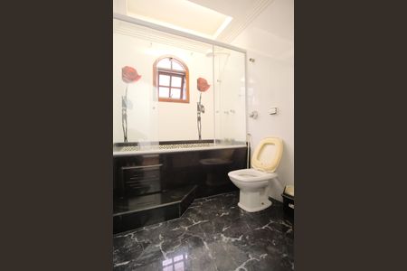 Casa à venda com 300m², 8 quartos e 9 vagasBanheiro da Suíte 2