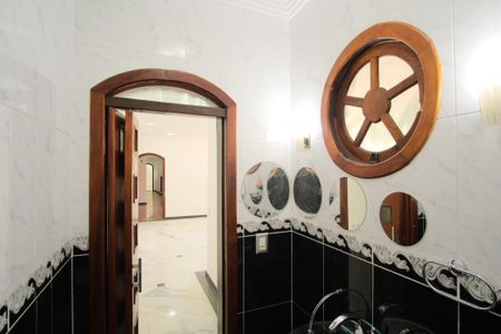 Casa à venda com 300m², 8 quartos e 9 vagasBanheiro da Suíte 1