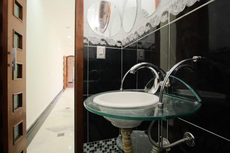 Casa à venda com 300m², 8 quartos e 9 vagasBanheiro da Suíte 1