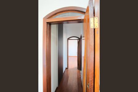 Casa à venda com 300m², 8 quartos e 9 vagasCorredor