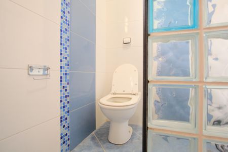 Casa à venda com 300m², 8 quartos e 9 vagasBanheiro da Suíte 4 e 5