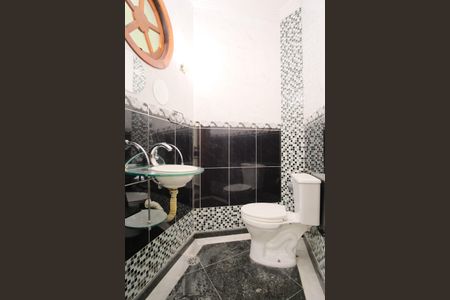 Casa à venda com 300m², 8 quartos e 9 vagasBanheiro da Suíte 1