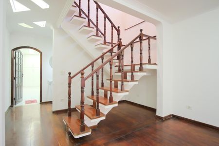 Casa à venda com 300m², 8 quartos e 9 vagasEscada