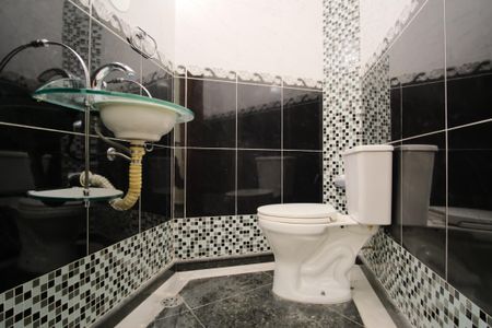 Casa à venda com 300m², 8 quartos e 9 vagasBanheiro da Suíte 1