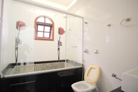 Casa à venda com 300m², 8 quartos e 9 vagasBanheiro da Suíte 2