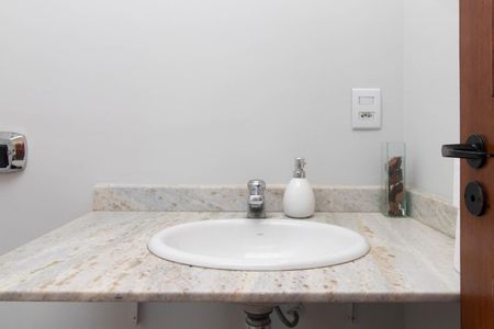 Casa de condomínio à venda com 214m², 3 quartos e 2 vagasLavabo