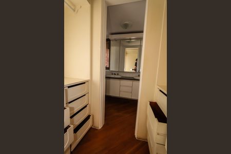 Apartamento para alugar com 253m², 4 quartos e 3 vagas Apartamento para alugar com 253m², 4 quartos e 3 vagasCloset da Suíte 3