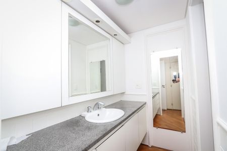 Apartamento para alugar com 253m², 4 quartos e 3 vagas Apartamento para alugar com 253m², 4 quartos e 3 vagasBanheiro da Suíte 1