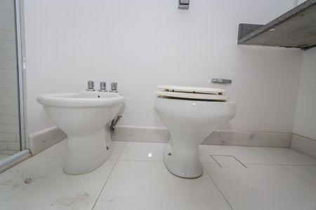 Apartamento para alugar com 253m², 4 quartos e 3 vagas Apartamento para alugar com 253m², 4 quartos e 3 vagasBanheiro da Suíte 2