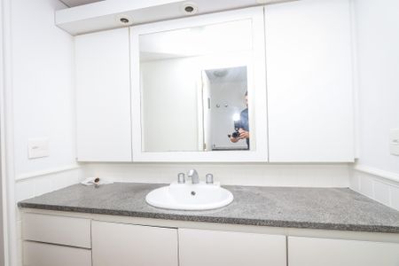 Apartamento para alugar com 253m², 4 quartos e 3 vagas Apartamento para alugar com 253m², 4 quartos e 3 vagasBanheiro da Suíte 1