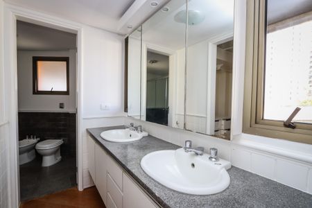 Apartamento para alugar com 253m², 4 quartos e 3 vagas Apartamento para alugar com 253m², 4 quartos e 3 vagasBanheiro da Suíte 3