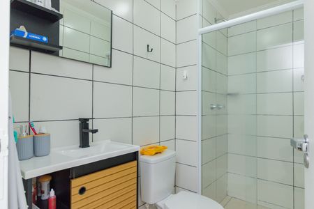 Banheiro social de apartamento para alugar com 2 quartos, 45m² em Jardim Íris, São Paulo