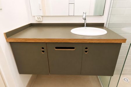 Banheiro de kitnet/studio para alugar com 1 quarto, 26m² em República, São Paulo