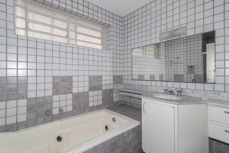 Casa à venda com 250m², 4 quartos e 2 vagas Casa à venda com 250m², 4 quartos e 2 vagasBanheiro da Suíte