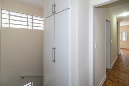 Casa à venda com 250m², 4 quartos e 2 vagas Casa à venda com 250m², 4 quartos e 2 vagasEscada