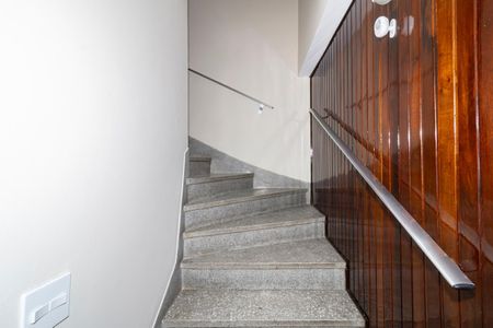 Casa à venda com 250m², 4 quartos e 2 vagas Casa à venda com 250m², 4 quartos e 2 vagasEscada