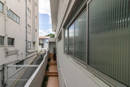 Casa à venda com 250m², 4 quartos e 2 vagas Casa à venda com 250m², 4 quartos e 2 vagasEscada externa