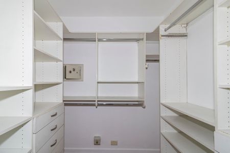 Casa à venda com 250m², 4 quartos e 2 vagas Casa à venda com 250m², 4 quartos e 2 vagasCloset da Suíte