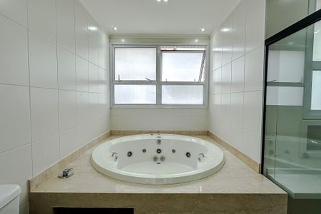 Apartamento para alugar com 298m², 4 quartos e 6 vagasBanheiro da Suíte 1