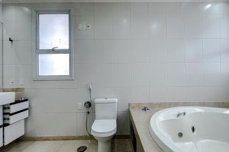 Apartamento para alugar com 298m², 4 quartos e 6 vagasBanheiro da Suíte 1