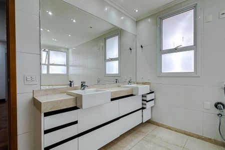 Apartamento para alugar com 298m², 4 quartos e 6 vagasBanheiro da Suíte 1